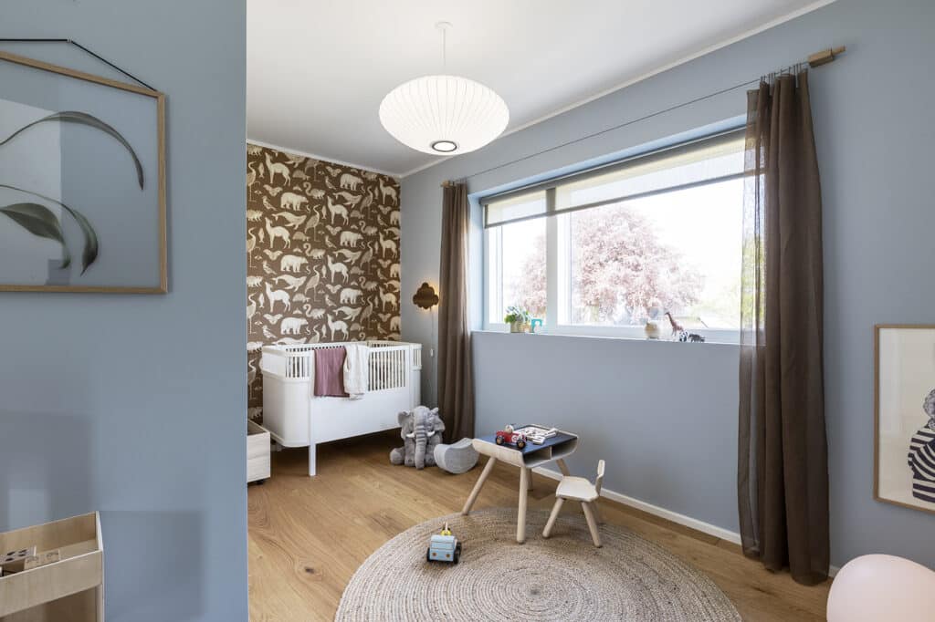 Chambre de bébé avec un sol en liège. Réalisation Skanlux Byggefirma
